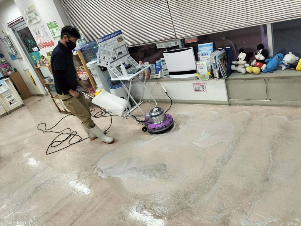調剤薬局天井カセットエアコン&床洗浄7
