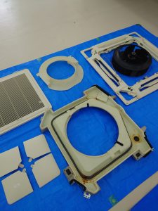 天井埋め込み式エアコン3台のクリーニング4